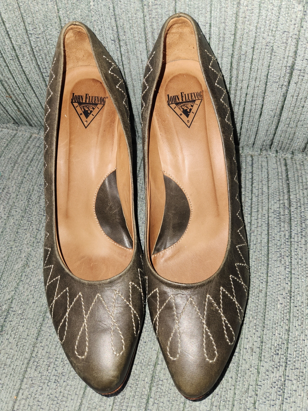 🍉John Fluevog Olive Leather Mid-Heel Pumps with Cream Stitching - Picture 2 of 7